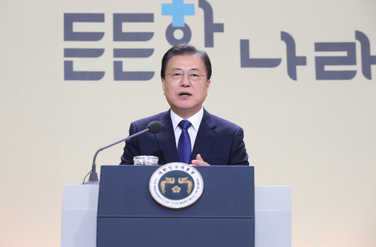 문재인 대통령이 12일 청와대 본관에서 화상을 통해 열린 건강보험 보장성 강화대책 4주년 성과 보고대회에서 발언하고 있다.   연합뉴스